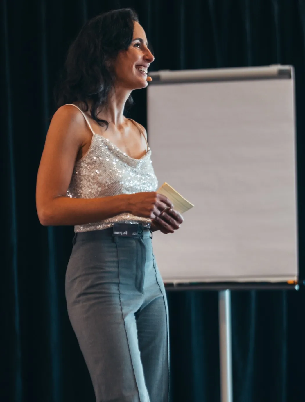 Lisa Hoffmann bei einem Workshop am Flipchart