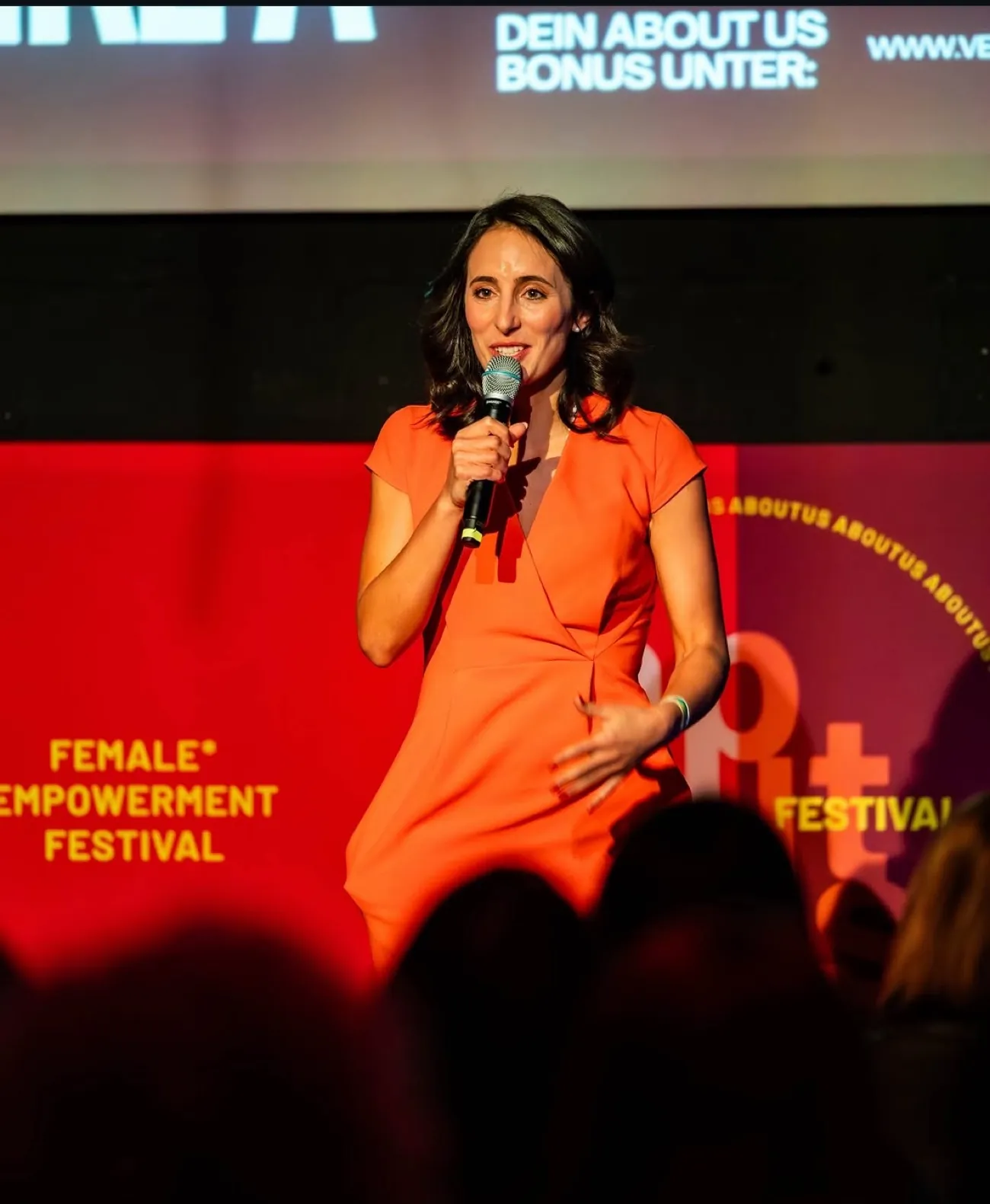 Lisa Hoffmann spricht auf der Bühne
